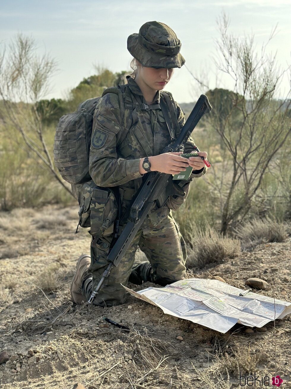 La Princesa Leonor haciendo topográficas con un plano en sus maniobras militares