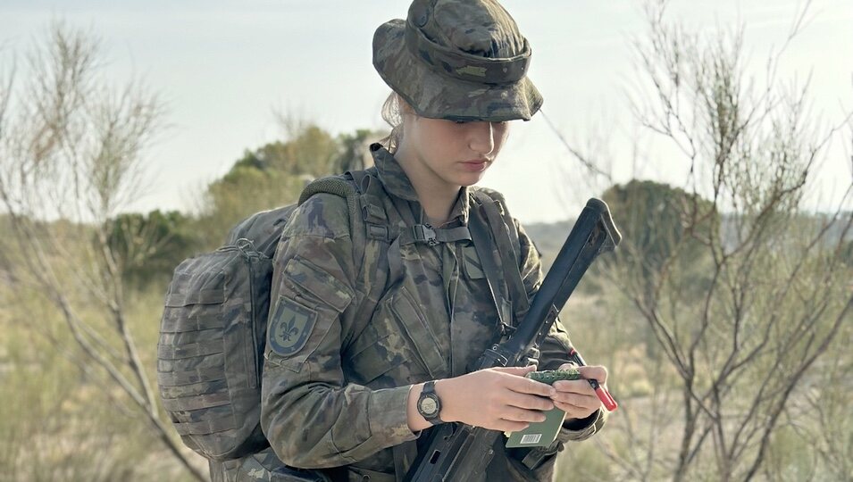 La Princesa Leonor haciendo topográficas con un plano en sus maniobras militares