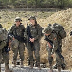 La Princesa Leonor riéndose con sus compañeros en sus maniobras militares