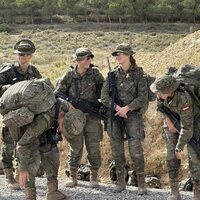 La Princesa Leonor riéndose con sus compañeros en sus maniobras militares