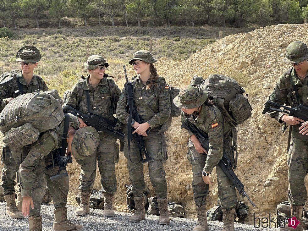 La Princesa Leonor riéndose con sus compañeros en sus maniobras militares