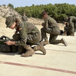 La Princesa Leonor realizando maniobras militares en su instrucción militar