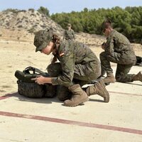 La Princesa Leonor realizando maniobras militares en su instrucción militar