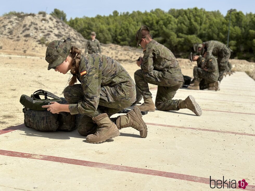 La Princesa Leonor realizando maniobras militares en su instrucción militar