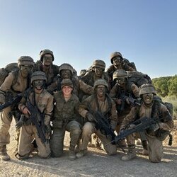 La Princesa Leonor posando con sus compañeros de la Academia General Militar en sus maniobras militares