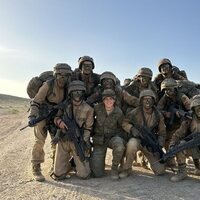 La Princesa Leonor posando con sus compañeros de la Academia General Militar en sus maniobras militares