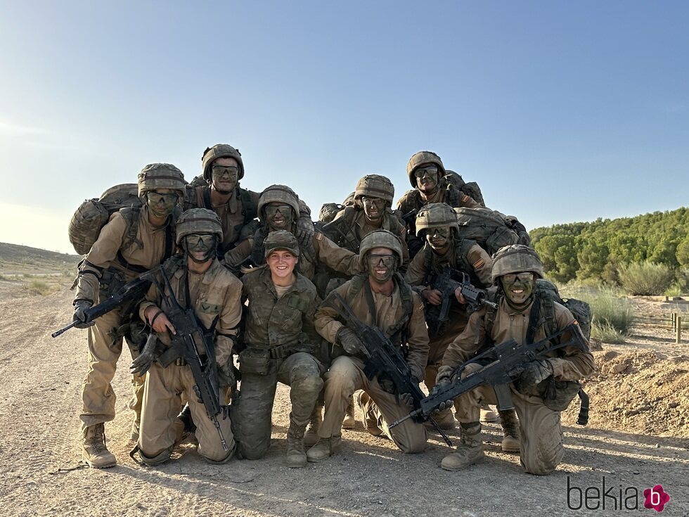 La Princesa Leonor posando con sus compañeros de la Academia General Militar en sus maniobras militares