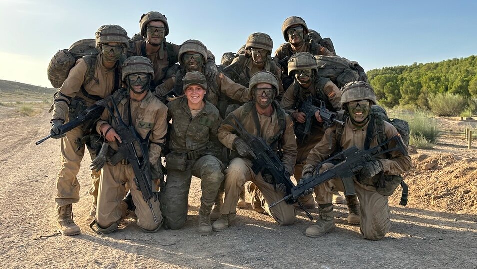 La Princesa Leonor posando con sus compañeros de la Academia General Militar en sus maniobras militares