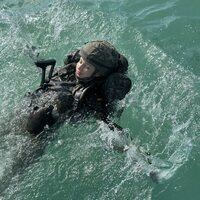 La Princesa Leonor realizando maniobras militares acuáticas en su instrucción militar