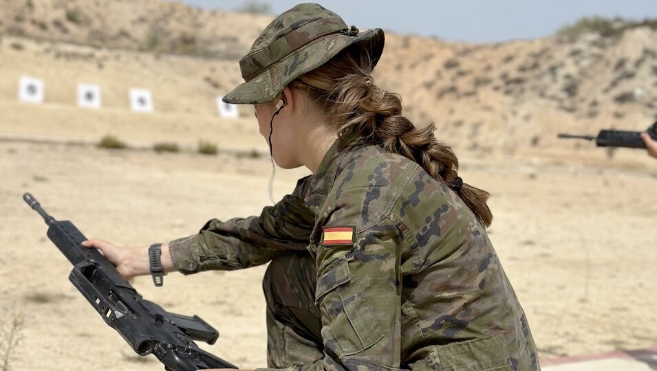 La Princesa Leonor con un fusil en sus maniobras militares