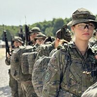 La Princesa Leonor con uniforme militar y un fusil en sus maniobras militares en la Academia General Militar