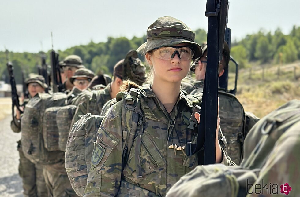 La Princesa Leonor con uniforme militar y un fusil en sus maniobras militares en la Academia General Militar