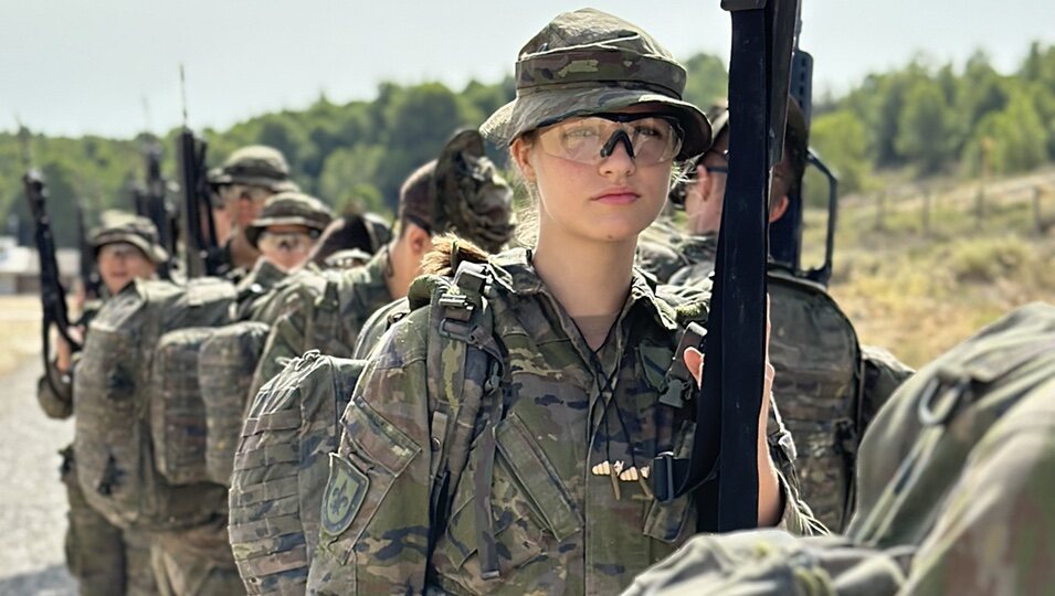 La Princesa Leonor con uniforme militar y un fusil en sus maniobras militares en la Academia General Militar