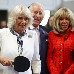 La Reina Camilla jugando al ping-pong en su Visita de Estado a Francia