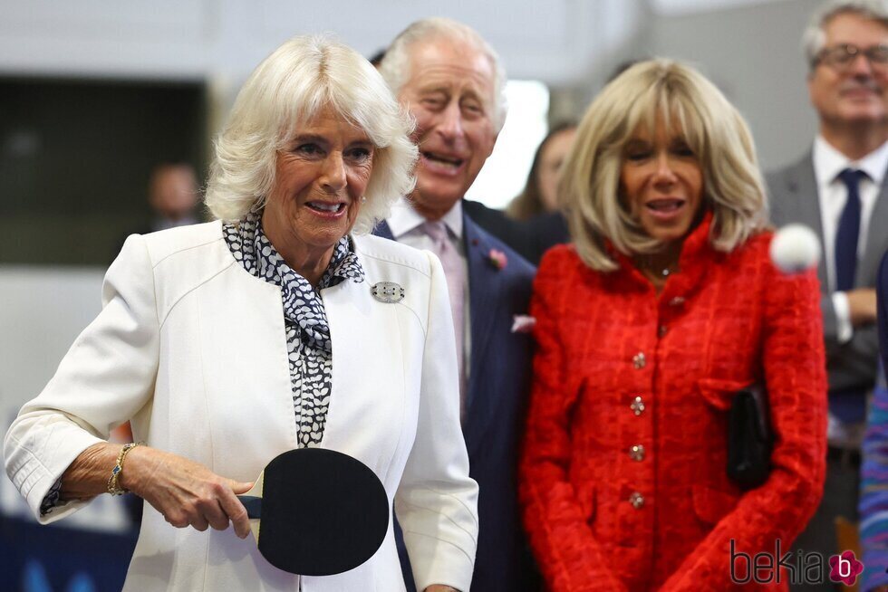 La Reina Camilla jugando al ping-pong en su Visita de Estado a Francia