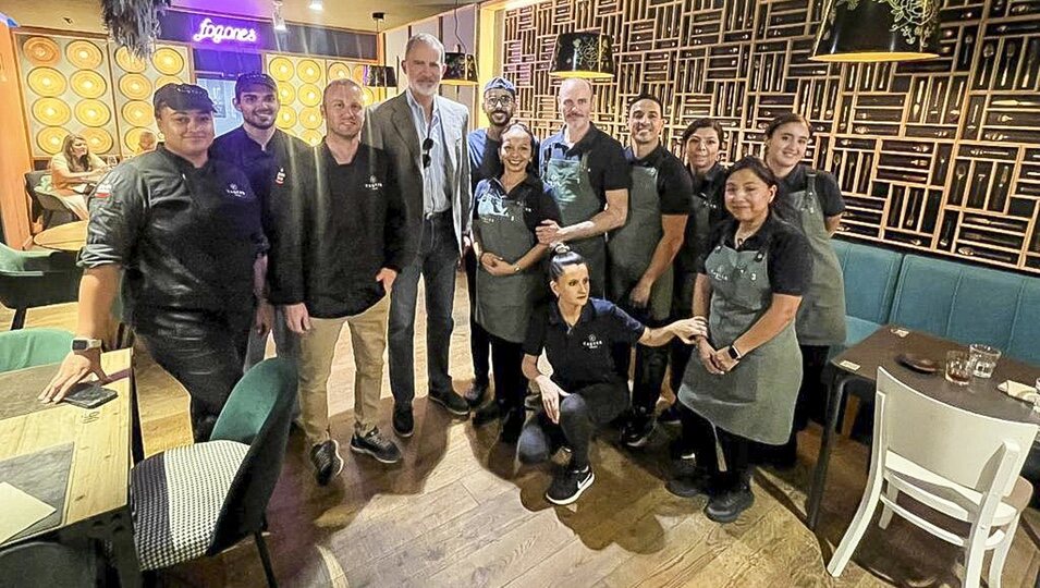 El Rey Felipe con el equipo del restaurante Tajo Bajo en Zaragoza