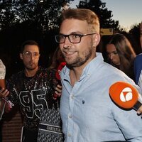 José María Almoguera y su mujer, Paola Olmedo, en el funeral de María Teresa Campos en Madrid