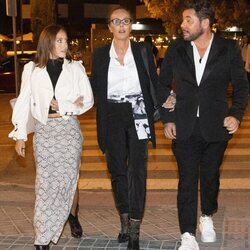 Rocío Carrasco, Anabel Dueñas y Miguel Poveda en el funeral de María Teresa Campos en Madrid