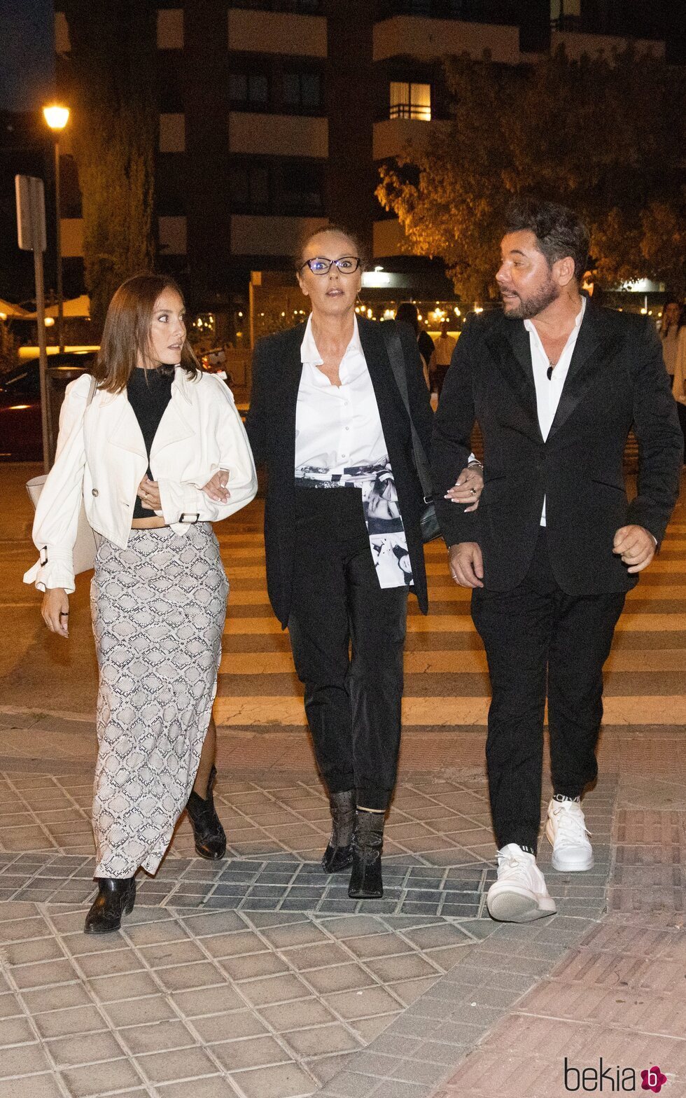 Rocío Carrasco, Anabel Dueñas y Miguel Poveda en el funeral de María Teresa Campos en Madrid