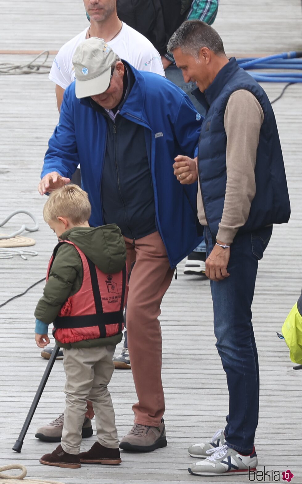 El Rey Juan Carlos, muy cariñoso con Carlitos Zurita en Sanxenxo