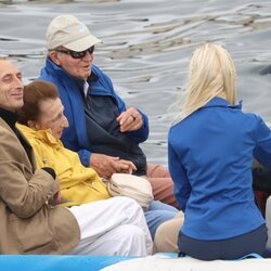 El Rey Juan Carlos y la Infanta Margarita, cogidos de la mano en Sanxenxo