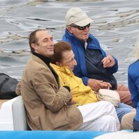 El Rey Juan Carlos y la Infanta Margarita, cogidos de la mano en Sanxenxo