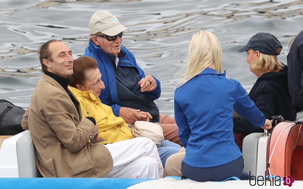 El Rey Juan Carlos y la Infanta Margarita, cogidos de la mano en Sanxenxo