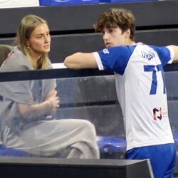 Pablo Urdangarin y Johanna Zott en un partido de balonmano