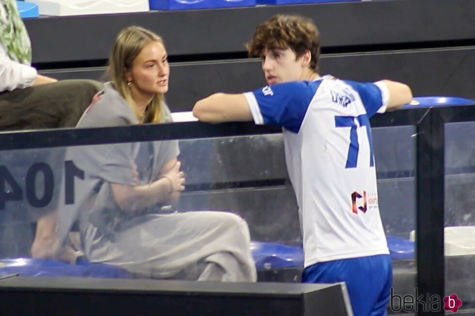 Pablo Urdangarin y Johanna Zott en un partido de balonmano