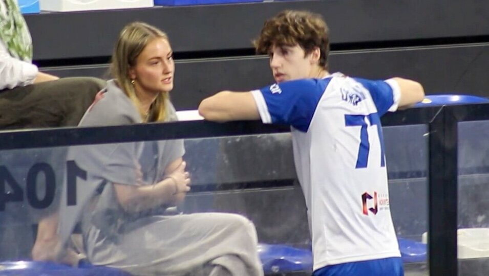 Pablo Urdangarin y Johanna Zott en un partido de balonmano