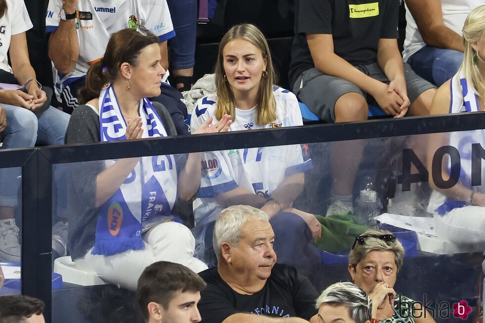 Johanna Zott y su madre en el partido de balonmano entre el Granollers y el Barça