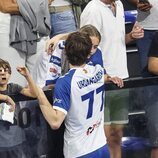 Pablo Urdangarin y Johanna Zott abrazándose en el partido de balonmano entre el Granollers y el Barça