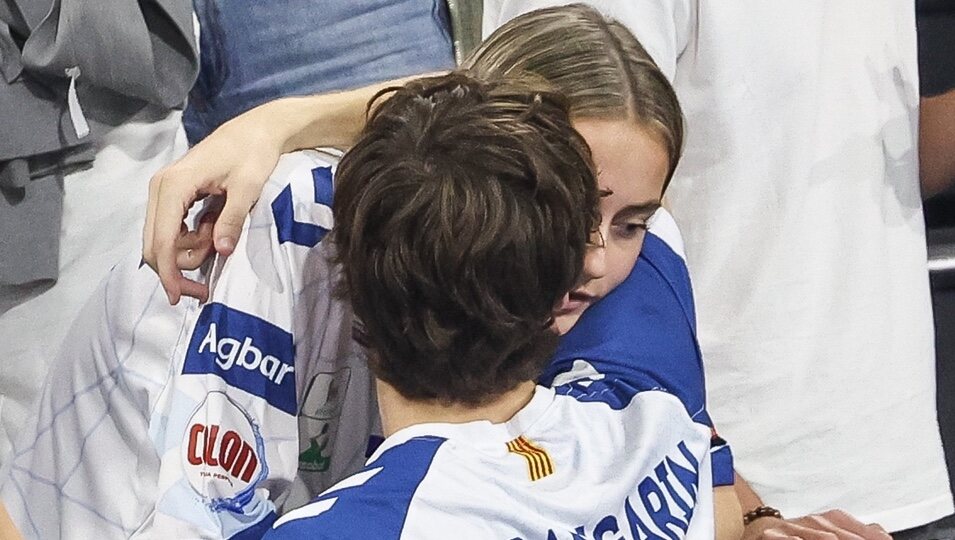 Pablo Urdangarin y Johanna Zott abrazándose en el partido de balonmano entre el Granollers y el Barça