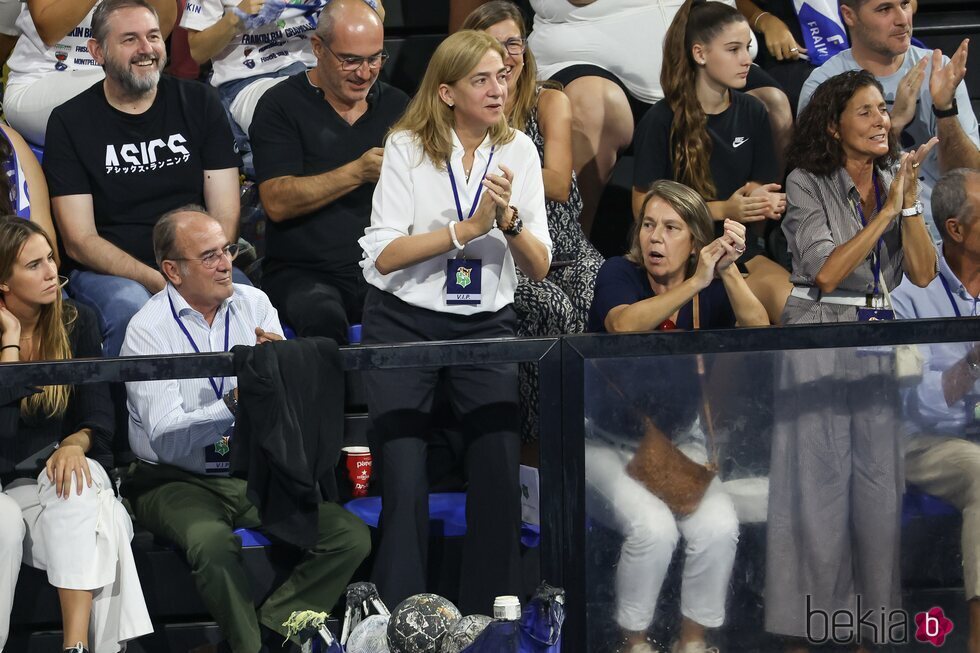 La Infanta Cristina animando a Pablo Urdangarin en el partido de balonmano entre el Granollers y el Barça