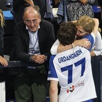 La Infanta Cristina y Pablo Urdangarin dándose un abrazo en el partido de balonmano entre el Granollers y el Barça