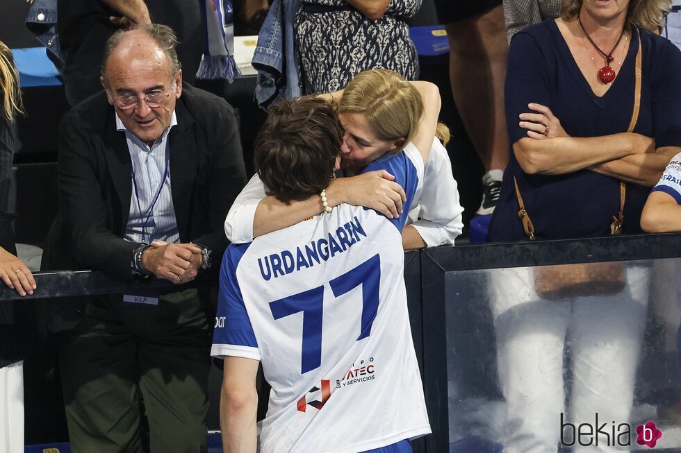 La Infanta Cristina y Pablo Urdangarin dándose un abrazo en el partido de balonmano entre el Granollers y el Barça