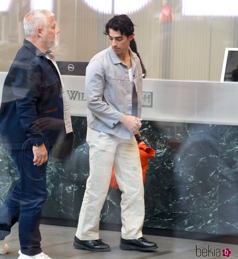 Joe Jonas llega a unas oficinas para llevar a cabo su divorcio de Sophie Turner