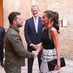 El Rey Felipe VI y la Reina Letizia saludan a Zelensky, Presidente de Ucrania, en la la III cumbre de la Comunidad Política Europea