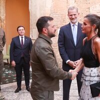 El Rey Felipe VI y la Reina Letizia saludan a Zelensky, Presidente de Ucrania, en la la III cumbre de la Comunidad Política Europea