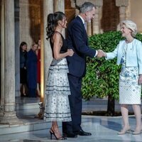 Los Reyes Felipe y Letizia saludan a Ursula Von der Leyen en la III cumbre de la Comunidad Política Europea