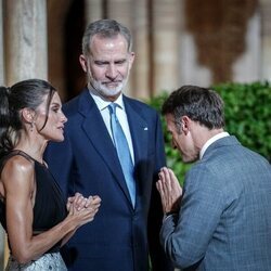 El Rey Felipe y la Reina Letizia saludan a Emmanuel Macron en la III cumbre de la Comunidad Política Europea