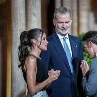 El Rey Felipe y la Reina Letizia saludan a Emmanuel Macron en la III cumbre de la Comunidad Política Europea