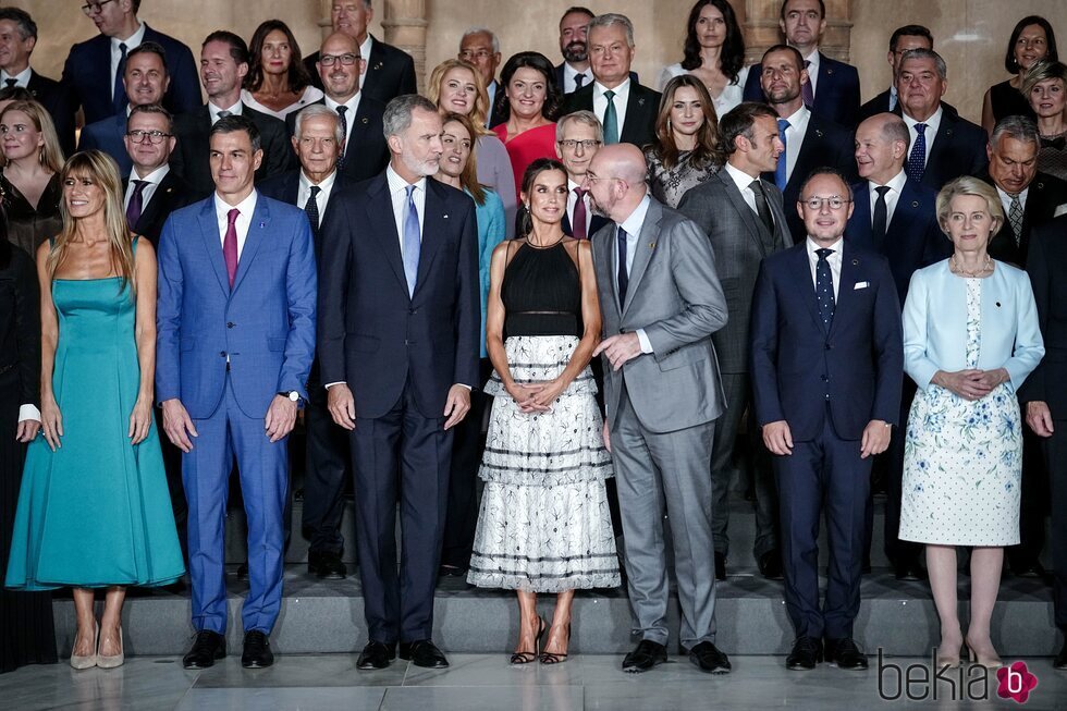 Foto grupal de los asistentes a la III cumbre de la Comunidad Política Europea en Granada