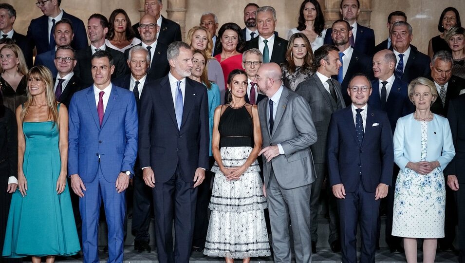 Foto grupal de los asistentes a la III cumbre de la Comunidad Política Europea en Granada