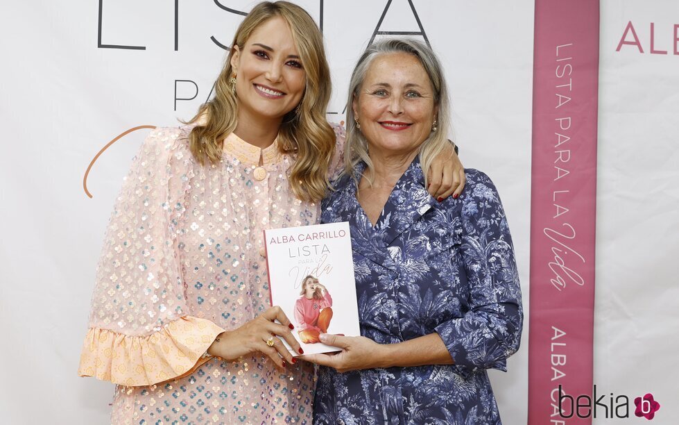 Alba Carrillo y su madre, Lucía Pariente, en la presentación de su libro 'Lista para la vida'