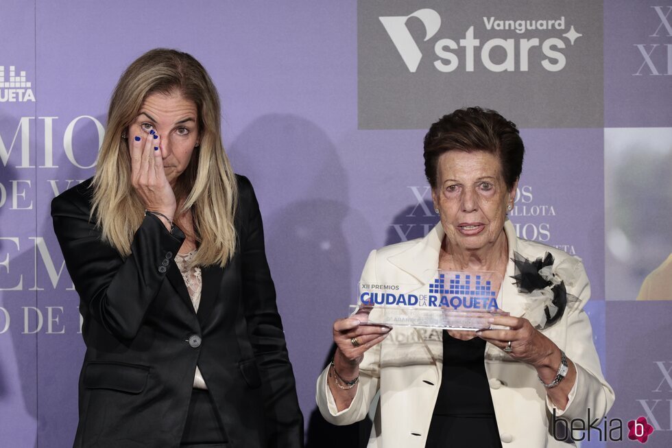 Arantxa Sánchez Vicario, emocionada junto a su madre al recoger el Premio María de Villota