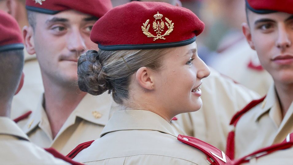 La Princesa Leonor con la boina grancé y el pelo recogido en un moño en su presentación a la Virgen del Pilar como dama cadete