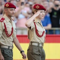 La Princesa Leonor haciendo el saludo militar en su presentación a la Virgen del Pilar como dama cadete