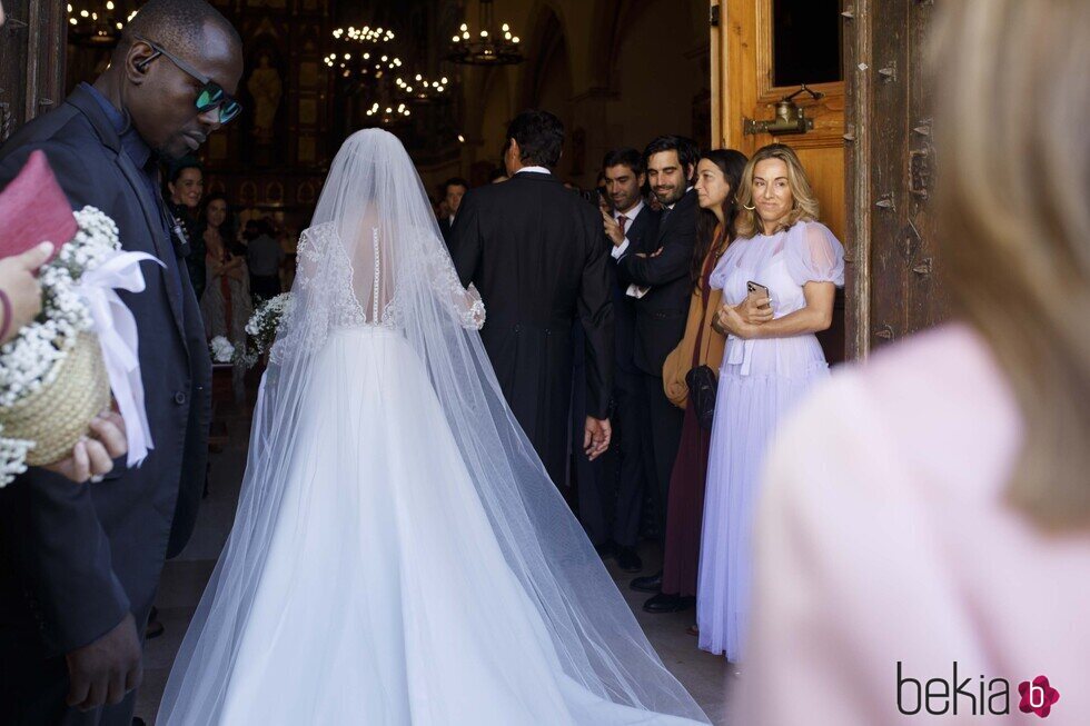 La parte de atrás y la cola del vestido de novia de Carolina Monje