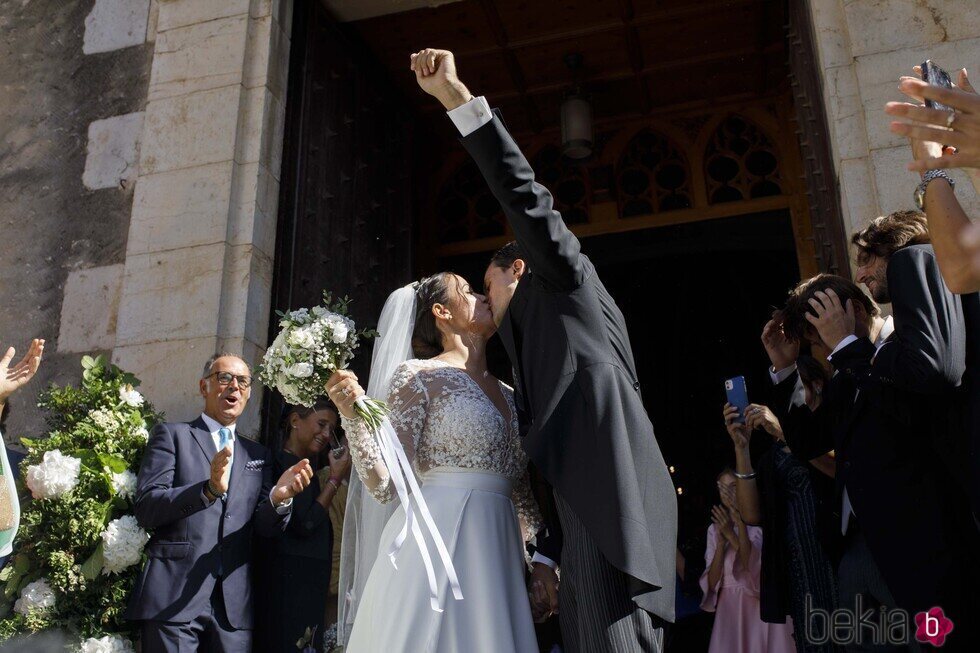 Carolina Monje y Álex Lopera se besan en su boda